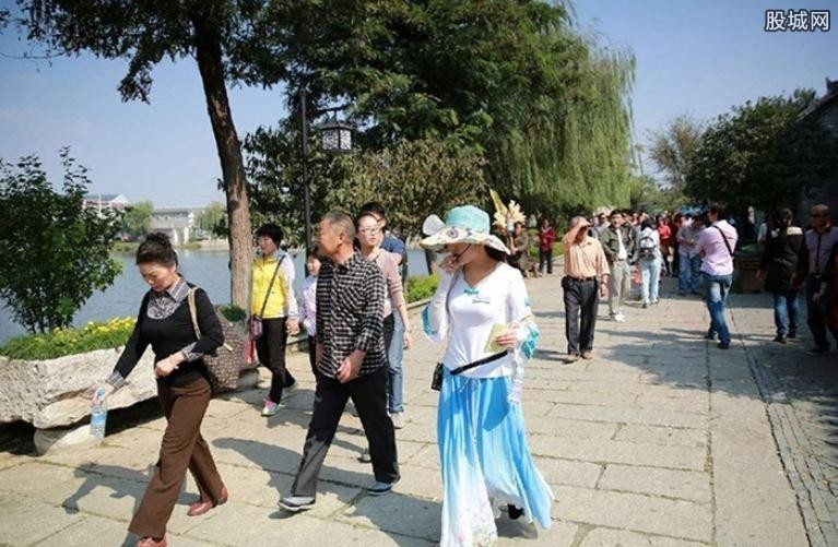 云南跟团游消费纠纷频发，游客遭导游威胁，旅游市场乱象需警惕