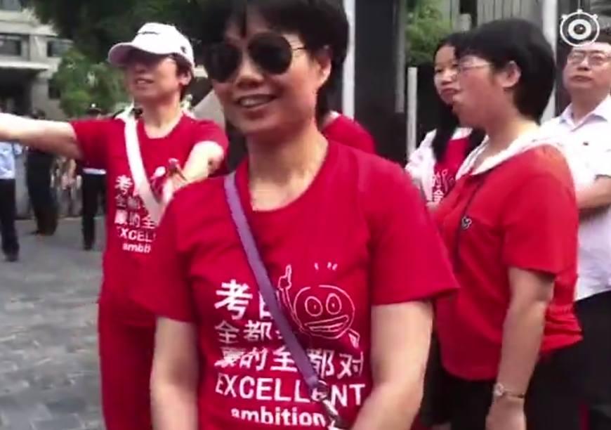 小巷特色小店，从官方通报学生校外被打事件转移注意力的小憩之地