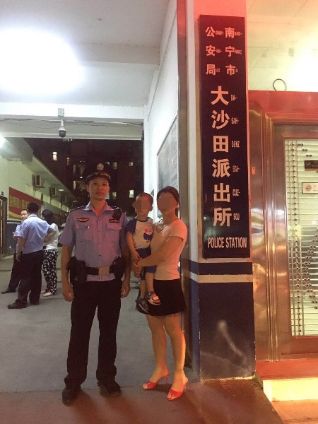 南宁两名失踪11岁女孩后续，派出所深情搜寻，神秘小巷小店引人关注