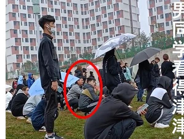 青岛男篮大胜广州男篮，胜利之夜，友情与爱共融的温馨故事