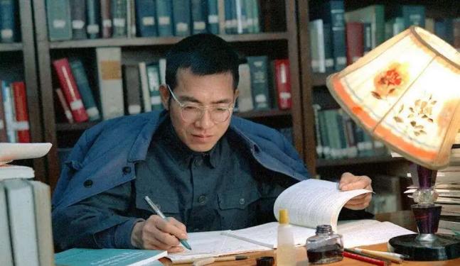 数学家陈景润荣获国家杰出青年基金，数学之美的崭新篇章开启科技新希望之旅