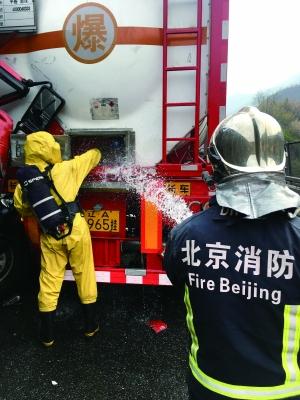 官方回应罐车危化品泄漏事件，应对步骤指南与紧急处理措施