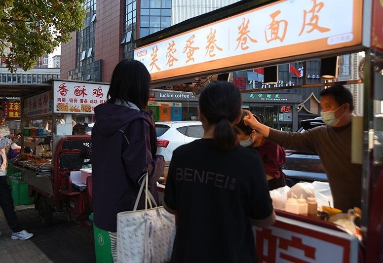 清晨集市烟火中的烤牌之旅，19岁女孩的奋斗与担当