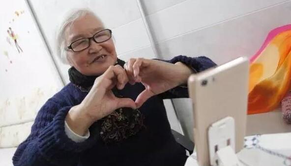 102岁奶奶网龄10年玩手机得心应手