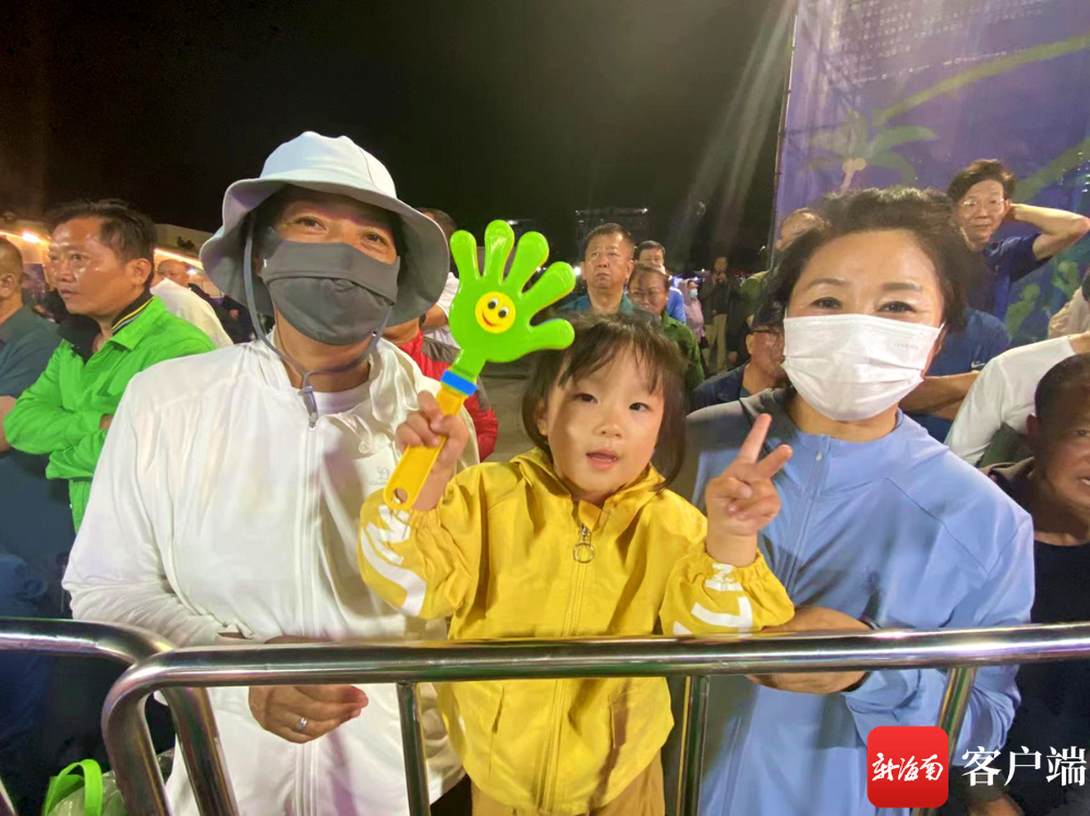 萌娃三岁叼糖骑马的欢乐瞬间