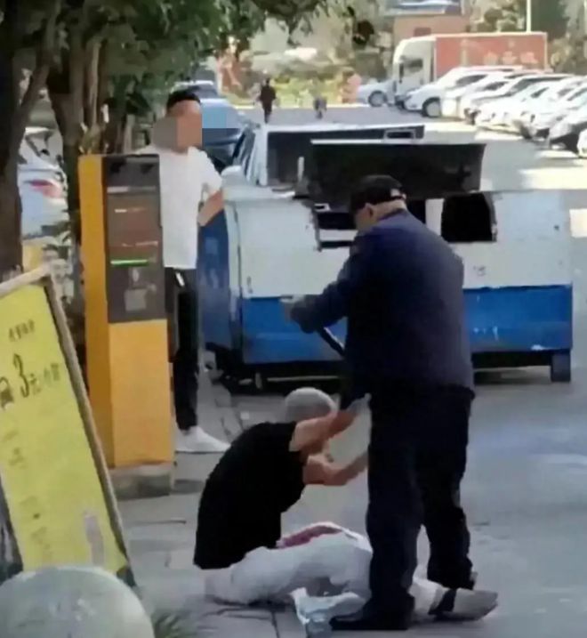 拾荒老人街边去世