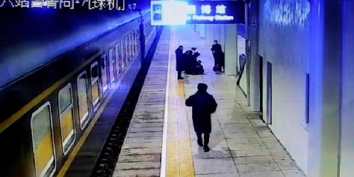 列车深夜暖心停靠，紧急送医照亮旅客生命之路