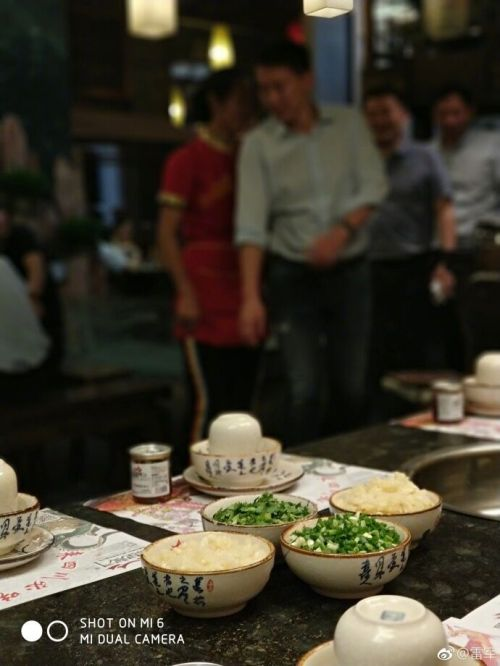 车上吃火锅