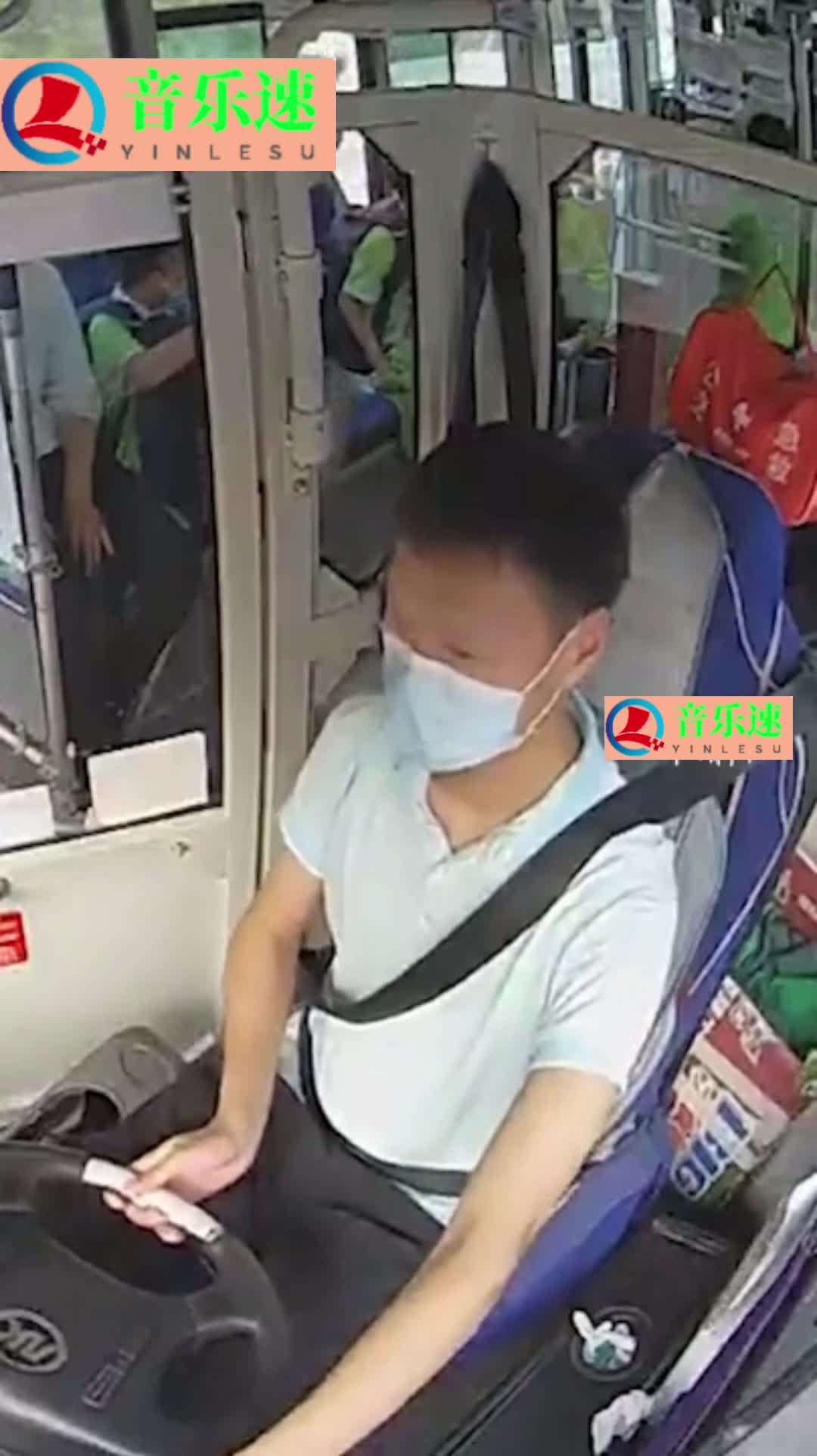 男子公交上吃包子卡喉，司机神速反应拯救一命！