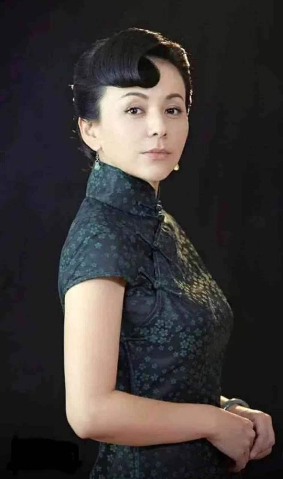 雪姨王琳惊艳上海时装周，53岁风采依旧的走秀现场