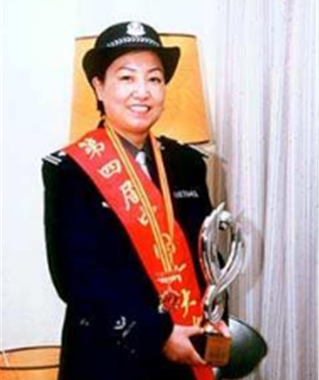 河南女警在世界级手枪射击比赛中勇夺冠军，荣耀时刻！