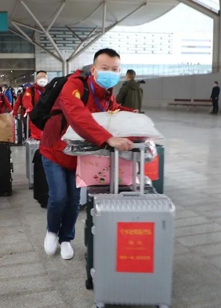 新手女司机夜间高速逆行，安全驾驶的警示故事，不容忽视的风险