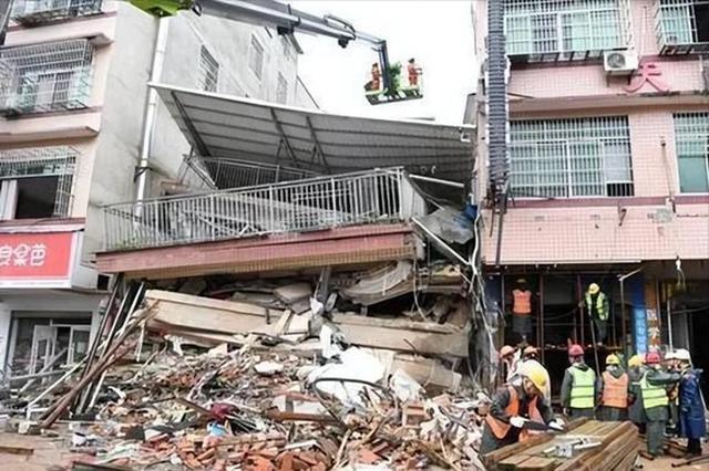 长沙自建房倒塌事故追责，54死之痛，深刻反思与15人获刑的警示