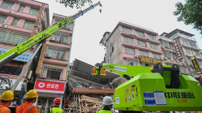 长沙自建房倒塌事故致54死引发深度思考，责任人获刑引发的警示与反思