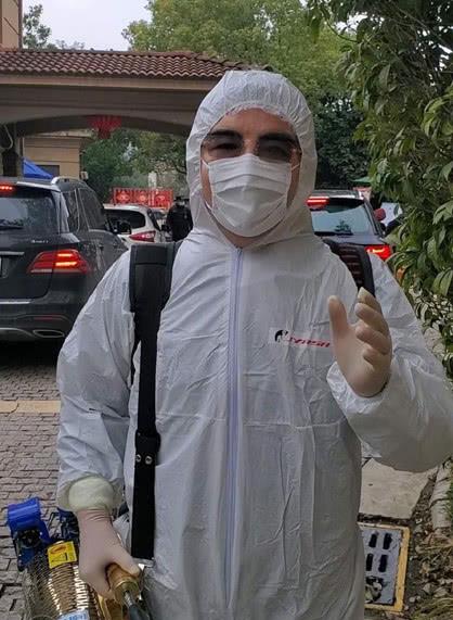 网红强迫机场志愿者摘口罩事件，探究网红现象背后的力量变化与自信成就感的铸就
