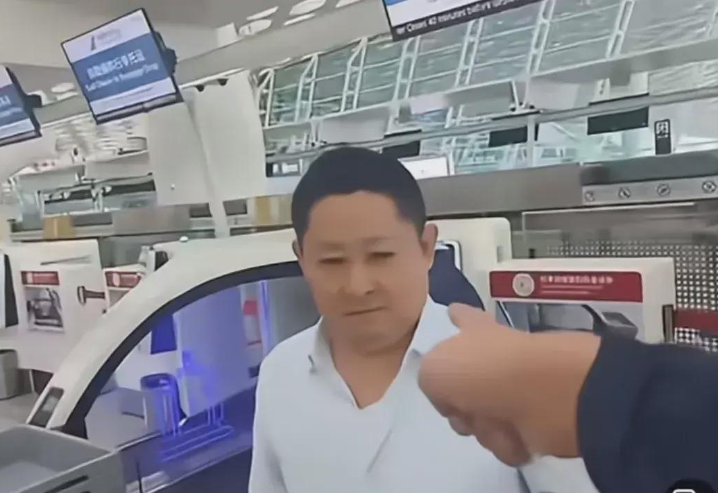 网红小杨口罩风波，机场志愿者口罩争议事件