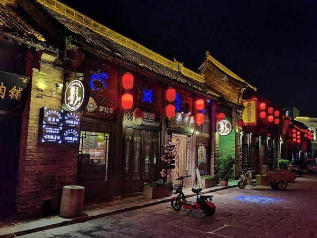华为最新之外，深藏小巷的特色小店探秘