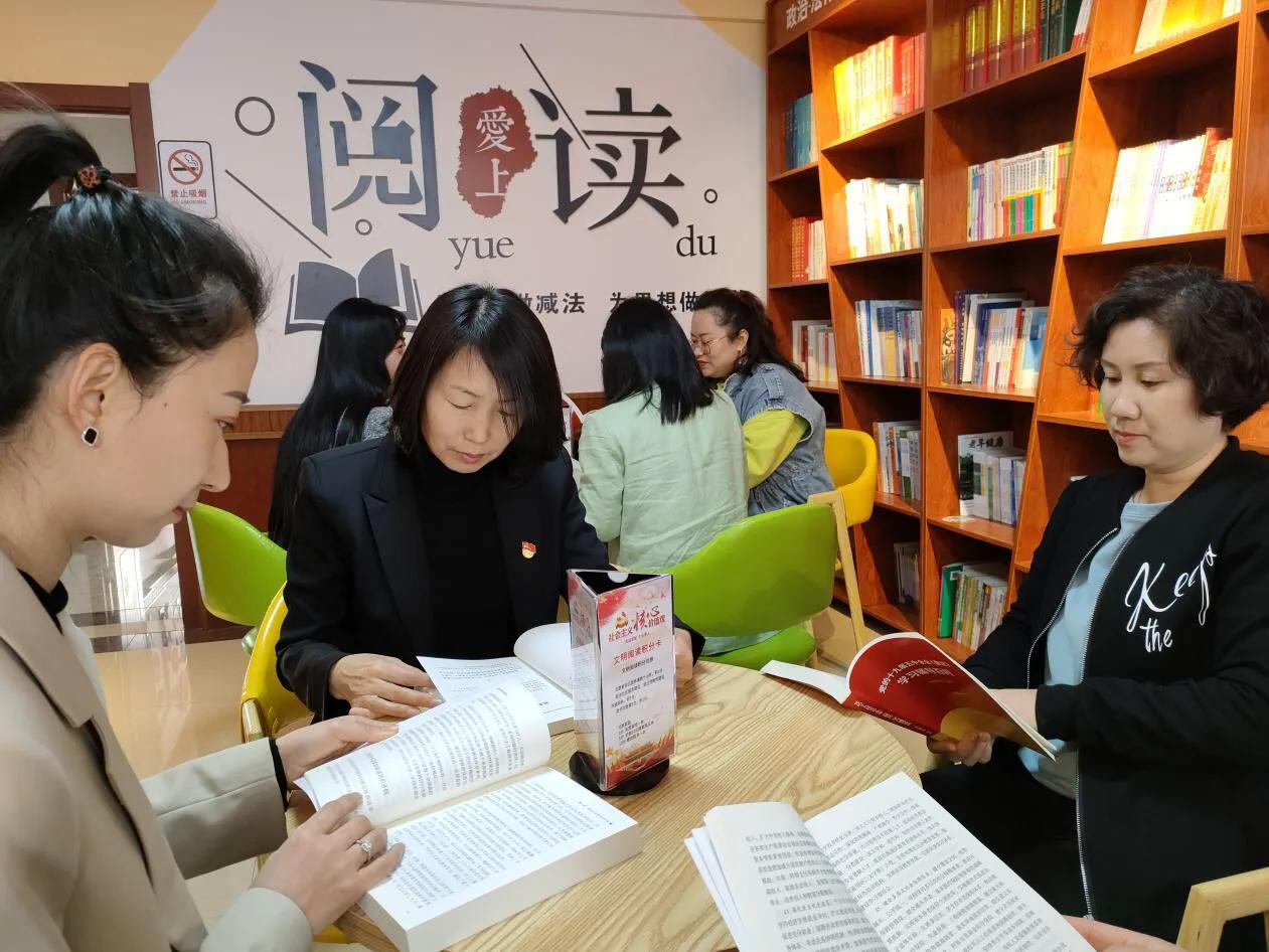 最新女生搭配，时尚与自信的完美融合