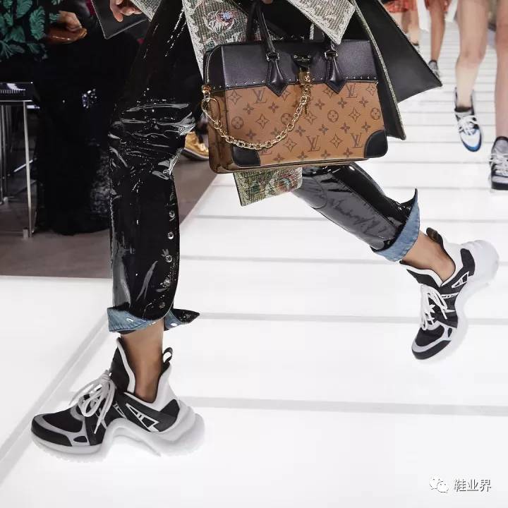 LV最新款鞋，时尚潮流还是过度消费？探讨其背后的价值争议。