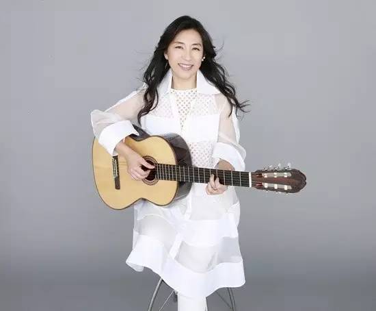 丽莎风采闪耀小红书，最新时尚光芒尽展眼前