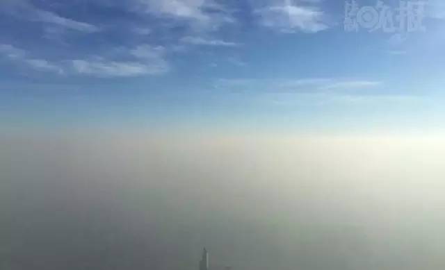 雾霾最新动态，蓝天白云下的旅行，探寻内心宁静平和之道