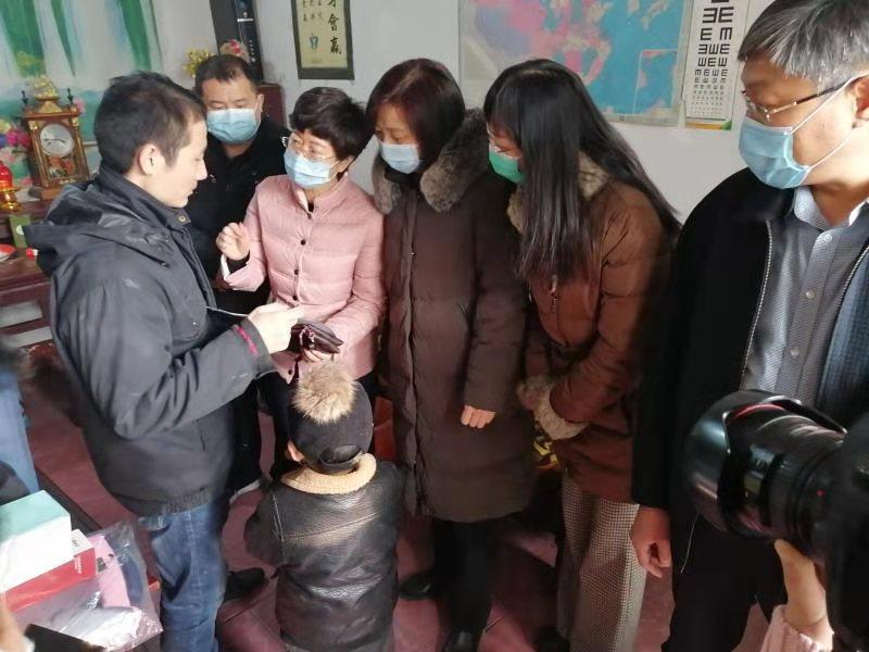 钱站最新视频，城市生活的温馨日常