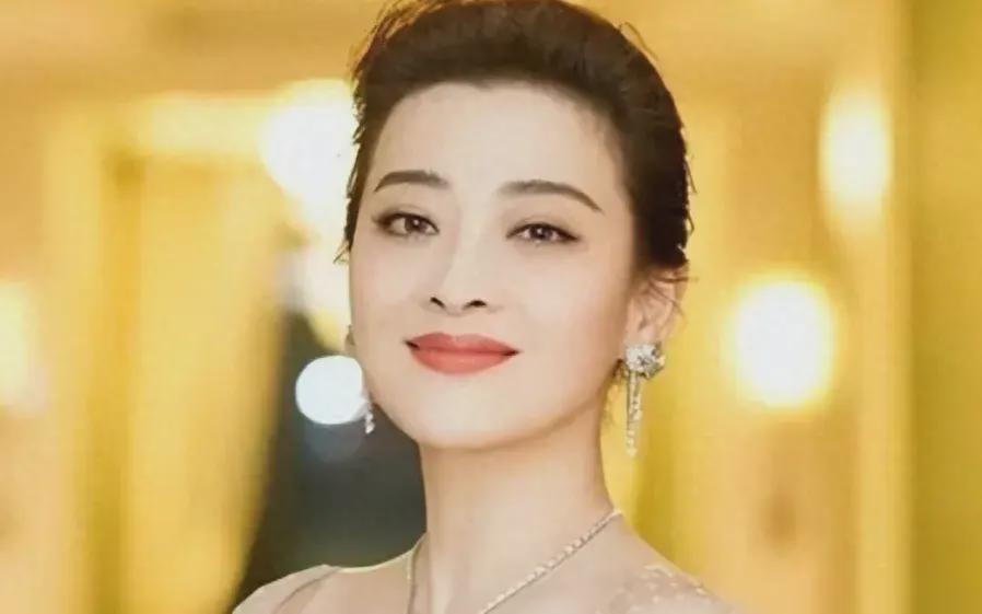 女演员于童，小巷隐秘宝藏与特色小店的奇遇记