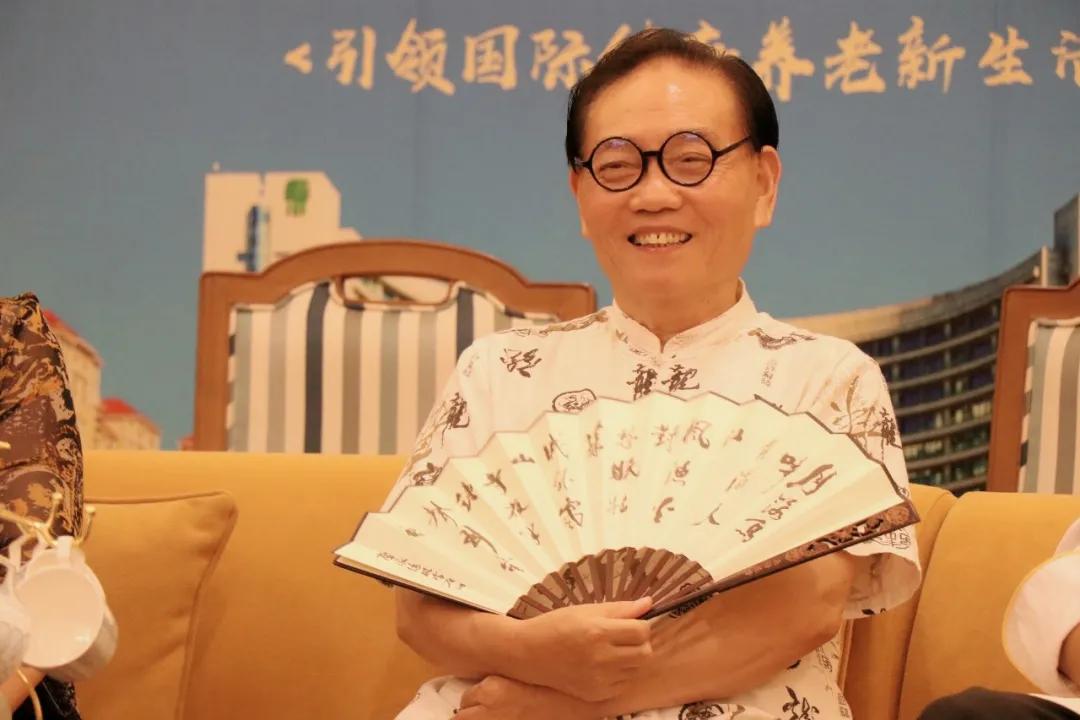 最新女发型图片，展现时尚与友情的日常温馨风采